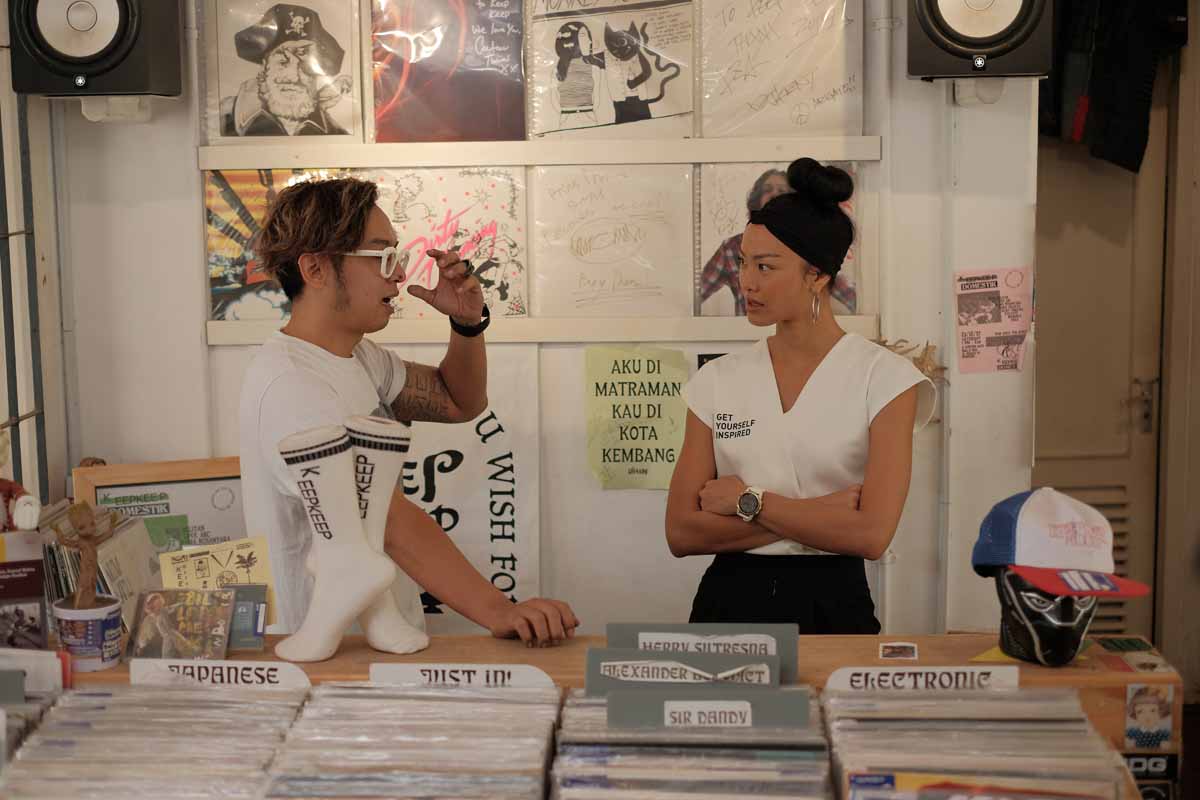 Kelly Tandiono sedang mengobrol dengan salah satu founder Keepkeep Music